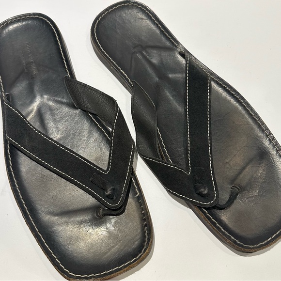 John Varvatos Men\'s Suede Leather Thong Slide Sandal in Black